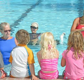 kids swim lesson group